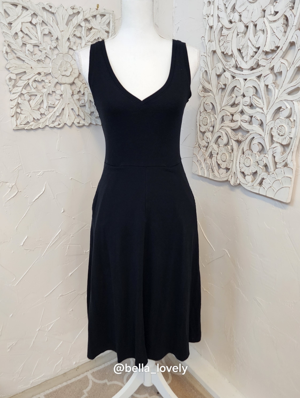 Black V-Neck Sleeveless Women’s Dress With Pockets